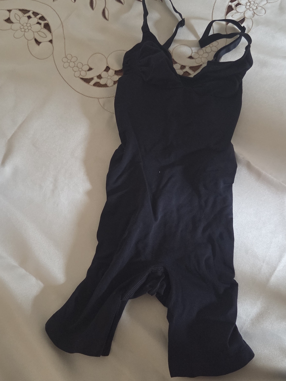 Authentic SKIMS Seamless Sculpt Mid Thigh Bodysuit in Onyx (Black), size Medium.